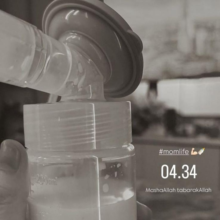 <p>Aaliyah juga menunjukkan konsistensinya sebagai busui untuk rutin memompa  ASI, termasuk di kala dini hari. Dalam sebuah Insta Story ia mambagikan foto hasil pumping yang dia lakukan di pukul 04.34 pagi. "Masya Allah Tabarakallah," tulisnya. Foto: Instagram @aaliyah.massaid</p>