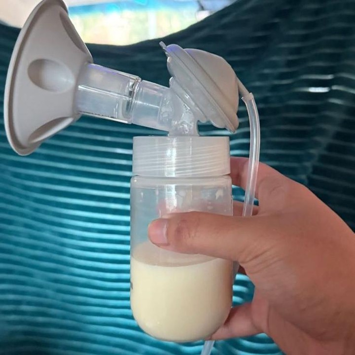<p>Putri kedua almarhum Adjie Massaid dan Reza Artamevia ini pun terlihat bersyukur dan happy dengan hasil pumpingnya. Ia membagikan foto ASI Perah yang dihasilkannya di mobil. Sang suami Thariq Halilintar juga terlihat selalu mendukung langkah sang istri. "Luar biasa perjuangan ibu ya," tulis sang suami. Foto: Instagram @aaliyah.massaid</p>