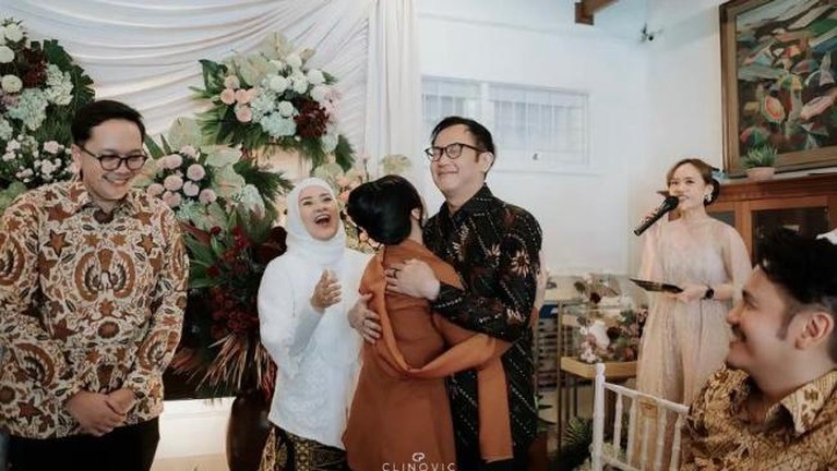 Adira Kania Momen lamaran Adira Kania, anak Ikke Nurjanah dan Aldi Bragi