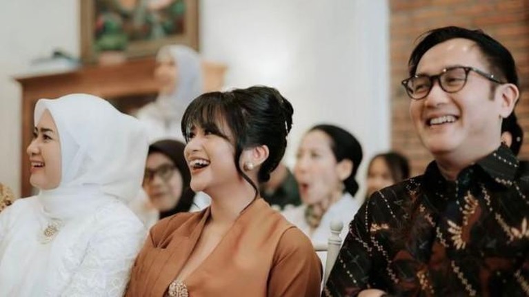 Adira Kania Momen lamaran Adira Kania, anak Ikke Nurjanah dan Aldi Bragi