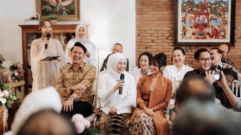 Adira Kania Momen lamaran Adira Kania, anak Ikke Nurjanah dan Aldi Bragi