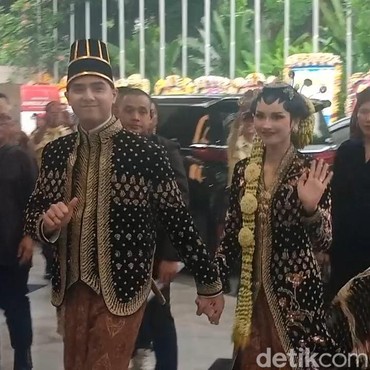 Acara Ngunduh Mantu, Al Ghazali & Alyssa Daguise Elegan Dalam Nuansa Adat Jawa