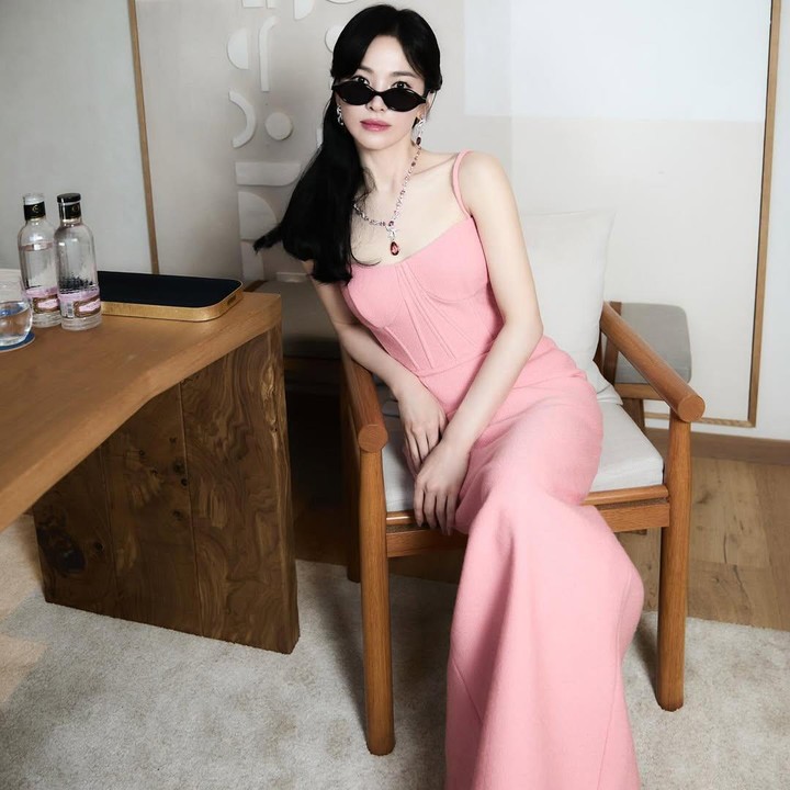 <p>Perempuan berusia 43 tahun ini diketahui merupakan brand ambassador dari brand perhiasan tersebut. (Foto: Instagram @kyo1122)</p>