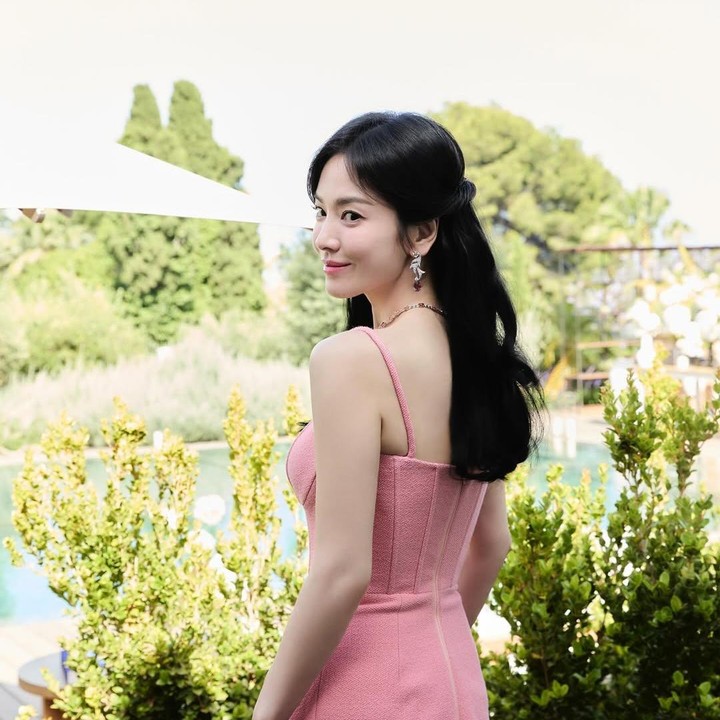 <p>Saat menghadiri acara tersebut, Song Hye Kyo terlihat anggun dalam balutan dress berwarna pink rose dari brand Pinkong. (Foto: Instagram @kyo1122)</p>