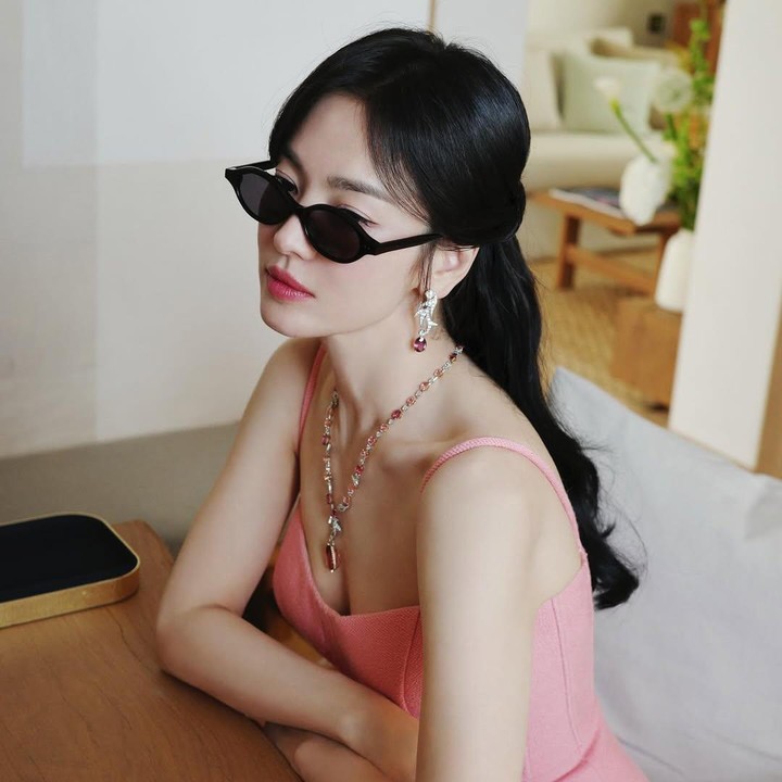 <p>Corset mermaid dress yang dikenakan Song Hye Kyo memperlihatkan siluet tubuh ramping sang artis. (Foto: Instagram @kyo1122)</p>