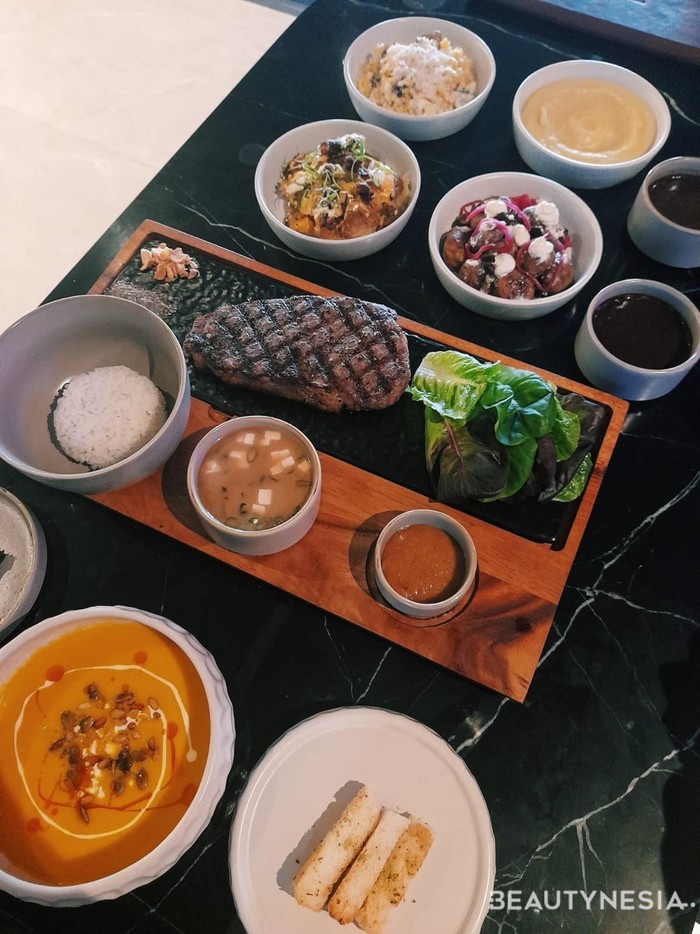 Beberapa sajian di Ironwood Steak & Grill