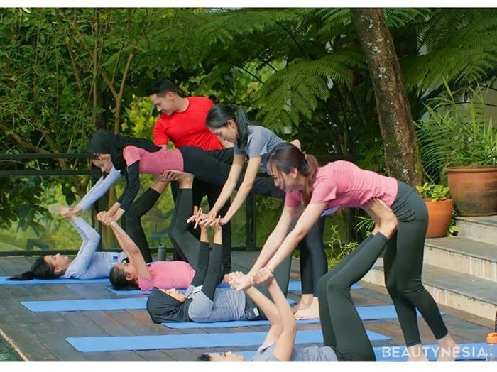 Challenge melakukan acro yoga