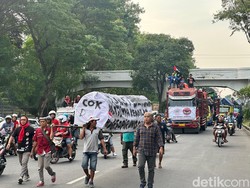 Puluhan Truk Blokade Kantor Gubernur Jatim Protes ODOL