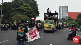 Sopir Truk Demo Tolak Zero ODOL, Jalan Ahmad Yani Surabaya Diblokade