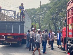 Warugunung Arah Tol Waru Macet Parah Imbas Demo Sopir Truk
