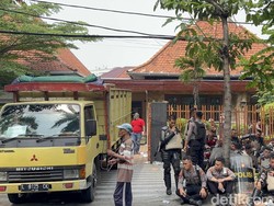 Tegang! Eksekusi Rumah di Dr. Soetomo Diwarnai Aksi Saling Dorong