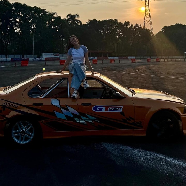 <p>Febby memang dikenal sebagai aktris yang suka melakukan aktivitas menantang. Tak hanya drifting mobil, ia diketahui pernah beberapa kali naik gunung dan ikut ajang lari marathon. (Foto: Instagram @febbyrastanty)</p>