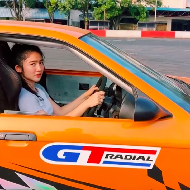<p>Artis Febby Rastanty baru-baru ini memamerkan bakat tersembunyinya ke publik. Istri Drajad Djumantara ini ternyata jago drifting mobil sport, Bunda. (Foto: Instagram @febbyrastanty)</p>