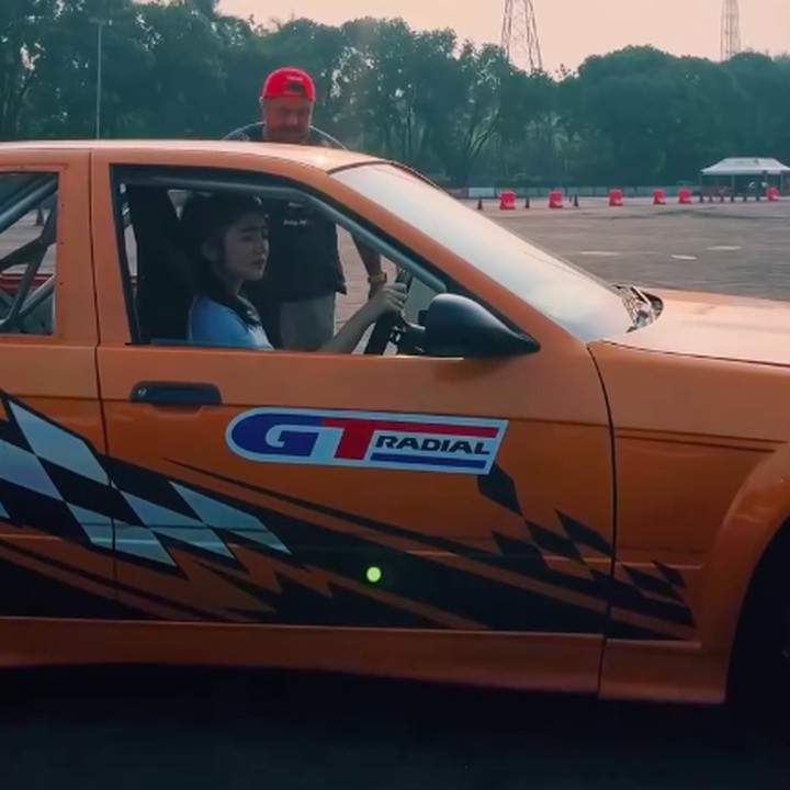 <p>Melalui unggahan di Instagram, Febby membagikan video saat beraksi melakukan drifting mobil. Perempuan 29 tahun ini terlihat berani mengendarai mobil sport berwarna oranye sendirian. (Foto: Instagram @febbyrastanty)</p>