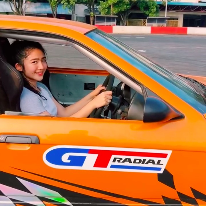 <p>Febby tampaknya sudah beberapa bulan terakhir ini suka melakukan drifting mobil. Pada Maret lalu, ia bahkan terpilih menjadi <em>women drift challenger</em> di tempat drift mobil milik aktor Harris Vriza. (Foto: Instagram @febbyrastanty)</p>