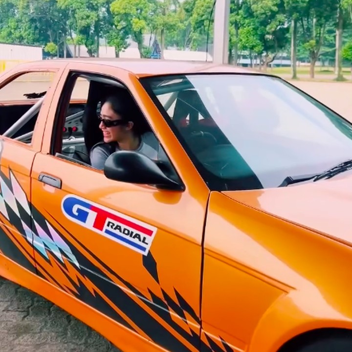 <p>Dalam postingannya, Febby menuliskan caption candaan di mana isinya untuk menyakinkan orang-orang bahwa ia memang bisa drifting mobil. "Itu yang di dalem aku beneran ygy (ya guys ya)," tulisnya. (Foto: Instagram @febbyrastanty)</p>
