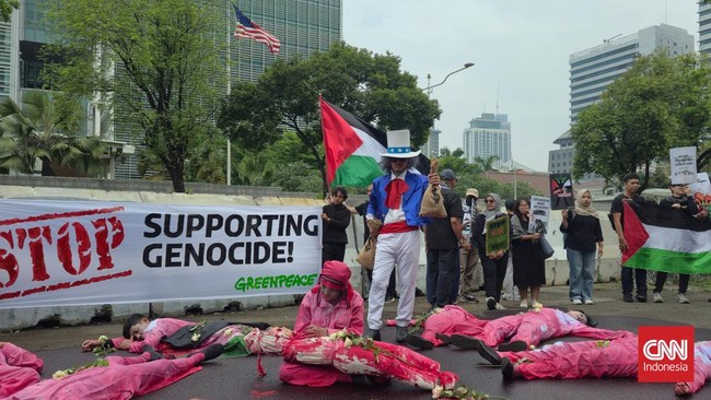 Greenpeace Geruduk Kedubes AS di Jakarta soal Genosida Israel Greenpeace Indonesia geruduk Kedubes AS menuntut penghentian genosida di Gaza dan akses bantuan kemanusiaan warga Palestina.