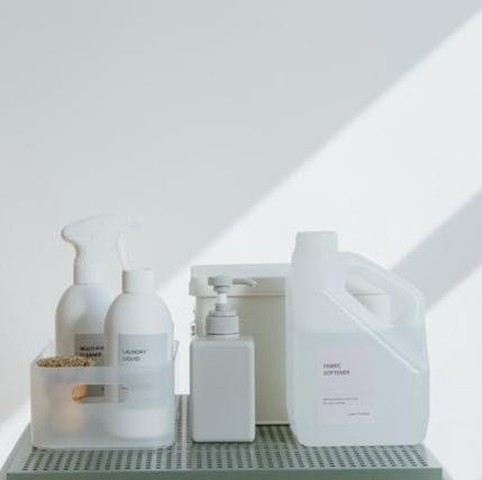 Menyimpan produk-produk pembersih yang mengandung bahan kimia rumah tangga di atas kulkas bukan tindakan yang tepat. Pasalnya, panas dari kulkas dapat menyebabkan pelepasan bahan kimia yang mudah menguap ke udara.