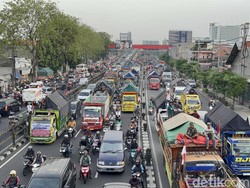 Lalin Arah Tengah Kota Surabaya Padat Brutal, Pengguna Jalan Mengeluh