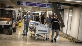 FOTO: Kepanikan saat Rudal Iran Hantam RS Soroka Israel