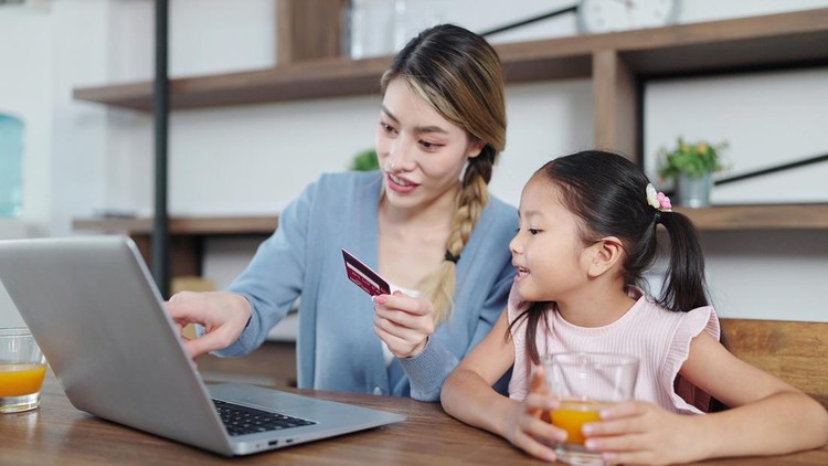 Mengajarkan anak atur uang di era cashless