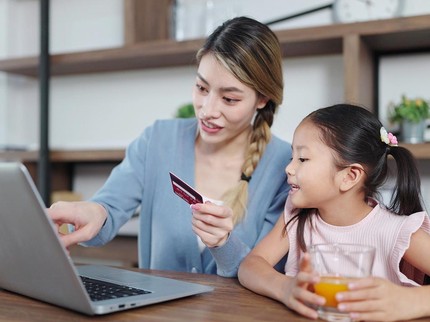 Cara Mengajari Anak Mengatur Uang di Era Cashless
