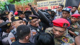 FOTO: Aparat Diadang Ormas GRIB Jaya Saat Eksekusi Rumah di Surabaya