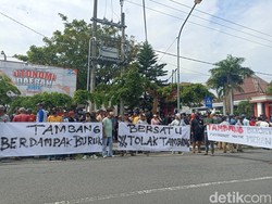 Ratusan Petani Blitar Demo DPRD Tuntut Tambang Pasir Kali Putih Ditutup