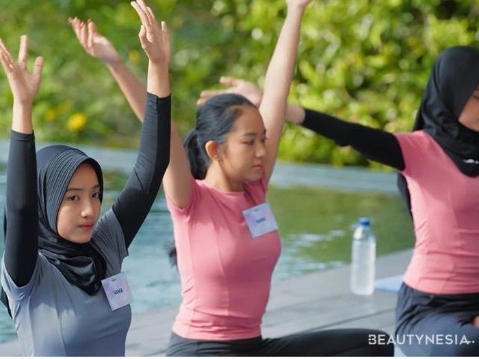 Praktek yoga bersama Penyogastar