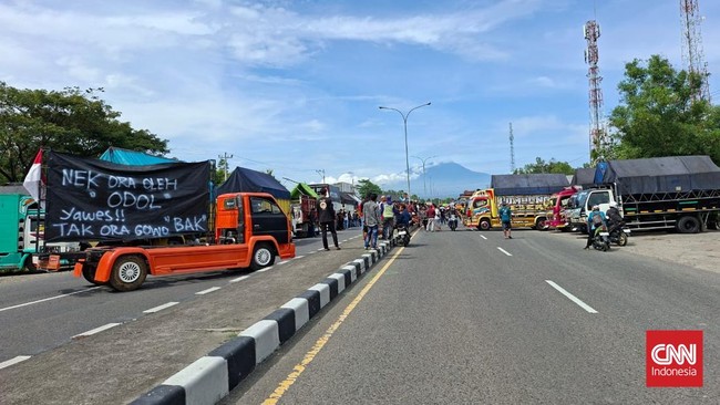 Ratusan Sopir Truk Demo Larangan ODOL, Jalan Solo-Karanganyar Diblokir Ratusan sopir truk di Solo menggelar unjuk rasa menuntut penerapan kebijakan Zero ODOL. Mereka memblokir jalan selama tiga jam.