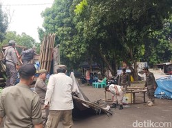 Satpol PP Bongkar Warung Remang-remang di Kawasan Bima Cirebon