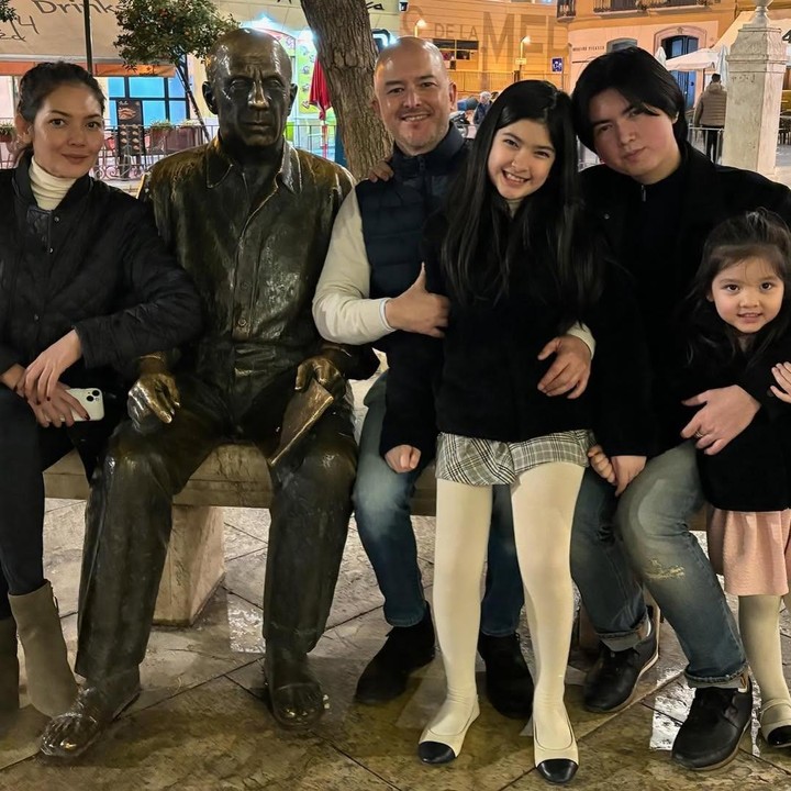 <p>Beberapa waktu lalu, Sean pernah mengunggah foto bersama keluarga ayahnya di media sosial. Foto ini diambil saat Sean tengah <em>quality time</em> bersama ayah, ibu sambung, serta dua adik perempuannya di Spanyol. (Foto: Instagram @melinaatian/ @seanmikaelalexander)</p>