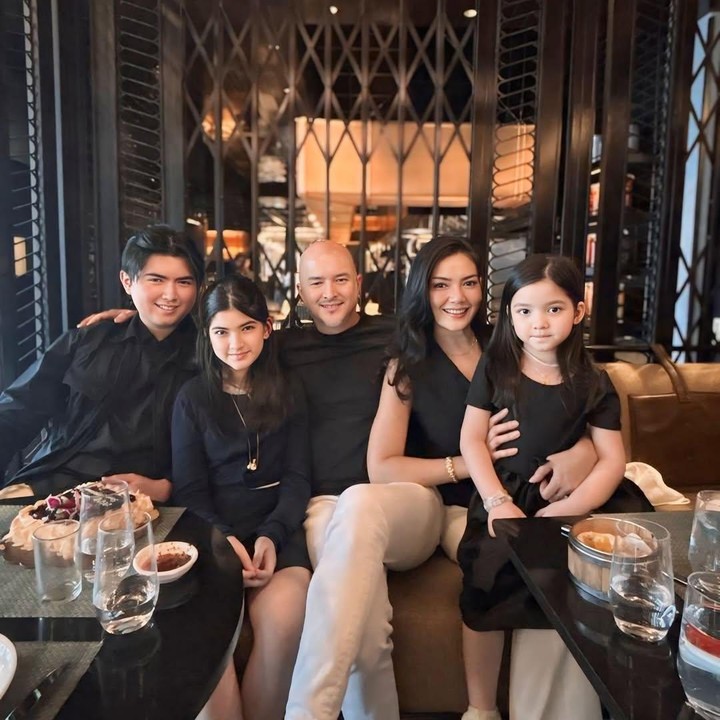 <p>Melalui unggahan di Instagram, Sean kerap membagikan potret kebersamannya dengan keluarga sang ayah. Tak hanya dengan ibu sambung, Sean juga dekat dan sangat menyayangi dua adik perempuannya, Bunda. (Foto: Instagram @melinaatian/ @seanmikaelalexander)</p>