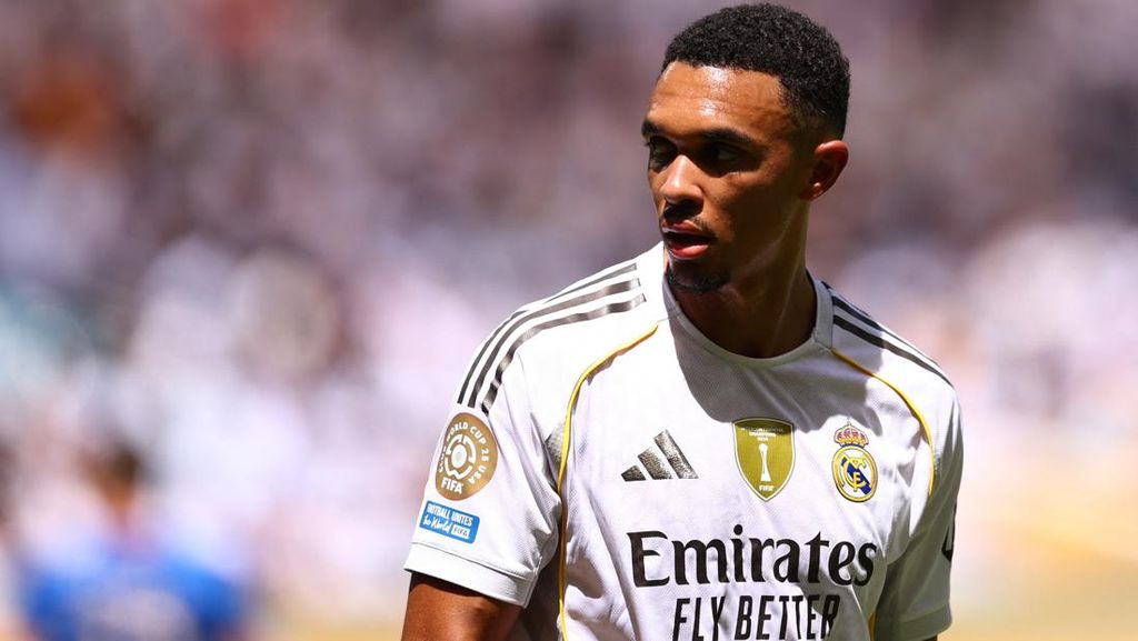 Arnold Kecam Aksi Rasial Pemain Benfica ke Vinicius Jr