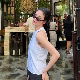 Jalan-jalan di Spanyol, Aura Song Hye Kyo 'Menyala' Pakai Tank Top Putih Sederhana