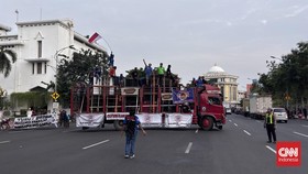 Sopir Truk Bawa Sound Horeg, Penuhi Jalan Kepung Kantor Gubernur Jatim