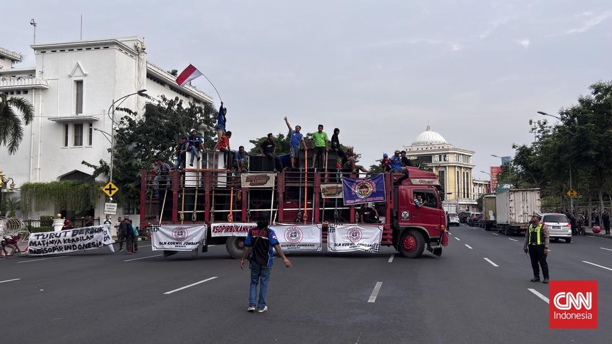 Sopir Truk Bawa Sound Horeg, Penuhi Jalan Kepung Kantor Gubernur Jatim