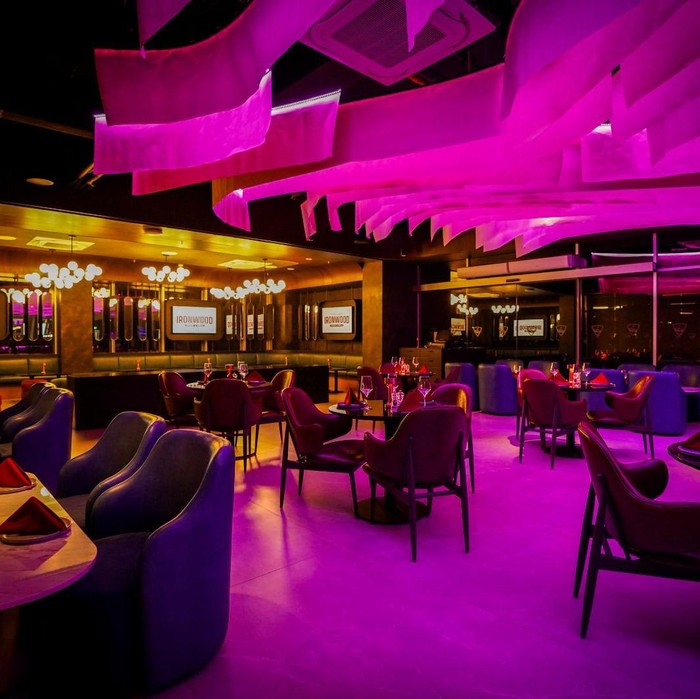 Suasana di Ironwood Steak & Grill