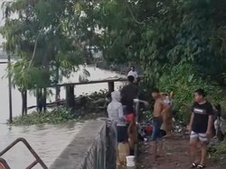 Warga Palembang Ramai-ramai ke Sungai Musi Imbas Distribusi Air Terganggu
