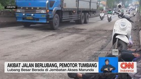 VIDEO: Jalan Berlubang Parah di Marunda, Pemotor Tumbang