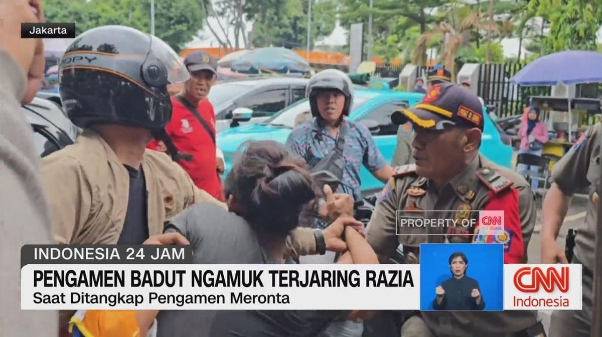 VIDEO: Pengamen Badut Ngamuk Saat Terjaring Razia