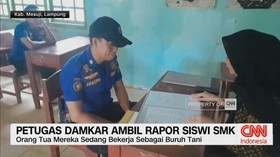VIDEO: Unik! Petugas Damkar Diminta Ambil Rapor Siswi SMK