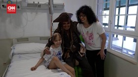 VIDEO: Johnny Depp Kembali Jadi Jack Sparrow demi Hibur Pasien Anak