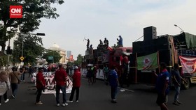 VIDEO: Demo Sopir Truk di Kantor Gubernur Jatim Diwarnai Sound Horeg