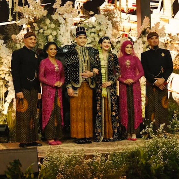 <p>Di area pelaminan, Al Ghazali dan Alyssa juga banyak menggunakan ornamen Jawa, seperti kayu-kayu cokelat ukir dan bunga berwarna putih. Pasangan ini menyempurnakan tema Javanese Royal Wedding dengan pakaian pengantin tradisional adat Jawa berwarna hitam bercorak emas. Keduanya juga memadukan penampilan tersebut dengan kain batik cokelat. (Foto: Instagram @byfaithplanner)</p>