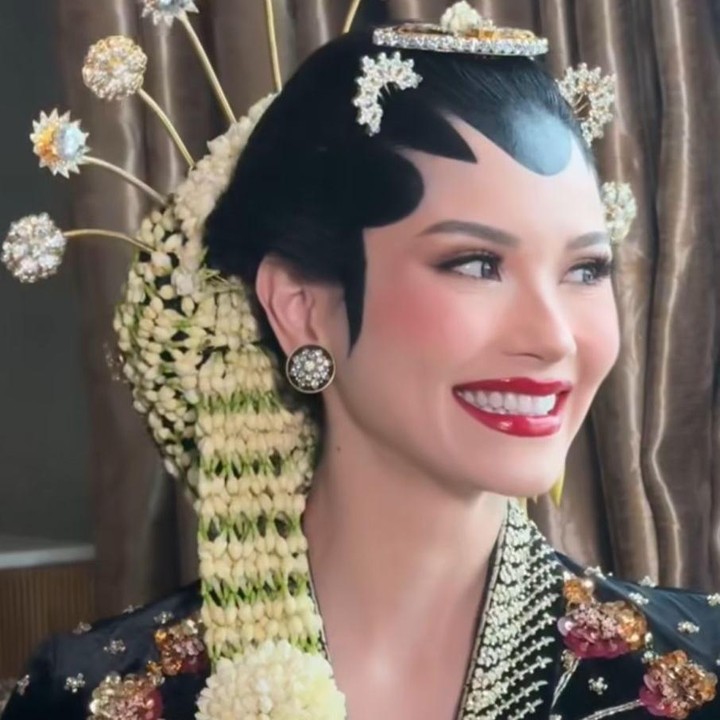 <p>Seperti diketahui, Alyssa mempercayakan keahlian Bennu untuk memberikan penampilan terbaik di pernikahannya. Siapa sangka? Riasannya itu menuai pujian dari publik. Tak sedikit dari netizen yang pangling dengan Alyssa. “MasyaAllah, solo putri dengan tampilan klasik terindah sepanjang artis menikah di masa modernisasi best,” tulis akun <em>@zicoco.****.</em> (Foto: Instagram@bennusorumba)</p>