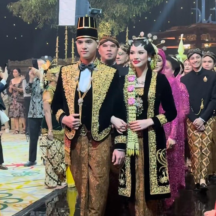 <p>Sementara itu, busana pengantin berikutnya diketahui merupakan rancangan dari <em>fashion designer</em> Penny Arie Ratnawati. Tak kalah dengan busana sebelumnya, kebaya adat Jawa yang dikenakan ini juga terlihat simpel dan elegan, ya, Bunda. (Foto: Instagram@irmaragasti)</p>