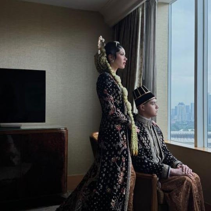 <p>Kebahagiaan tengah menyelimuti pasangan Alyssa Daguise dan Al Ghazali yang kini telah resmi menjadi suami-istri pada Senin (16/6/2025). Ngunduh mantu termasuk salah satu rangkaian acara pernikahan mereka yang baru saja dilangsungkan pada Kamis (19/6/2025). (Foto: Instagram@astecat)</p>