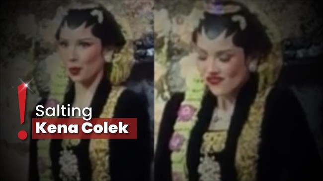 Aksi Kocak Alyssa Daguise saat Resepsi, Tiba-tiba Gaya Bergitar!