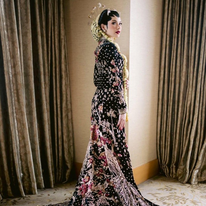 <p>Dalam rangkaian acara ini, perempuan 27 tahun ini diketahui mengenakan dua busana pengantin adat Jawa. Salah satunya adalah rancangan dari fashion designer Biyan. Hal tersebut diketahui melalui postingan Alyssa di akun Instagram pribadinya. (Foto: Instagram@alyssadaguise)</p>